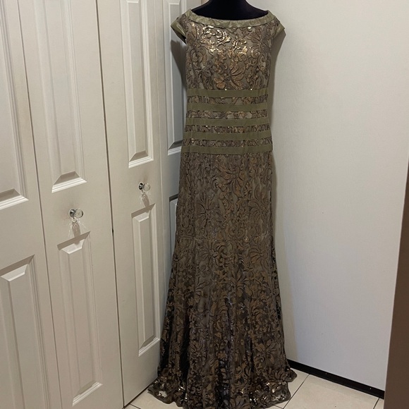 TADASHI SHOJI Elegant Gold Floral Gown - Picture 3 of 13